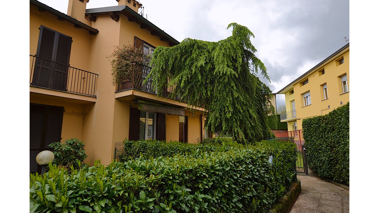 VILLA A SCHIERA