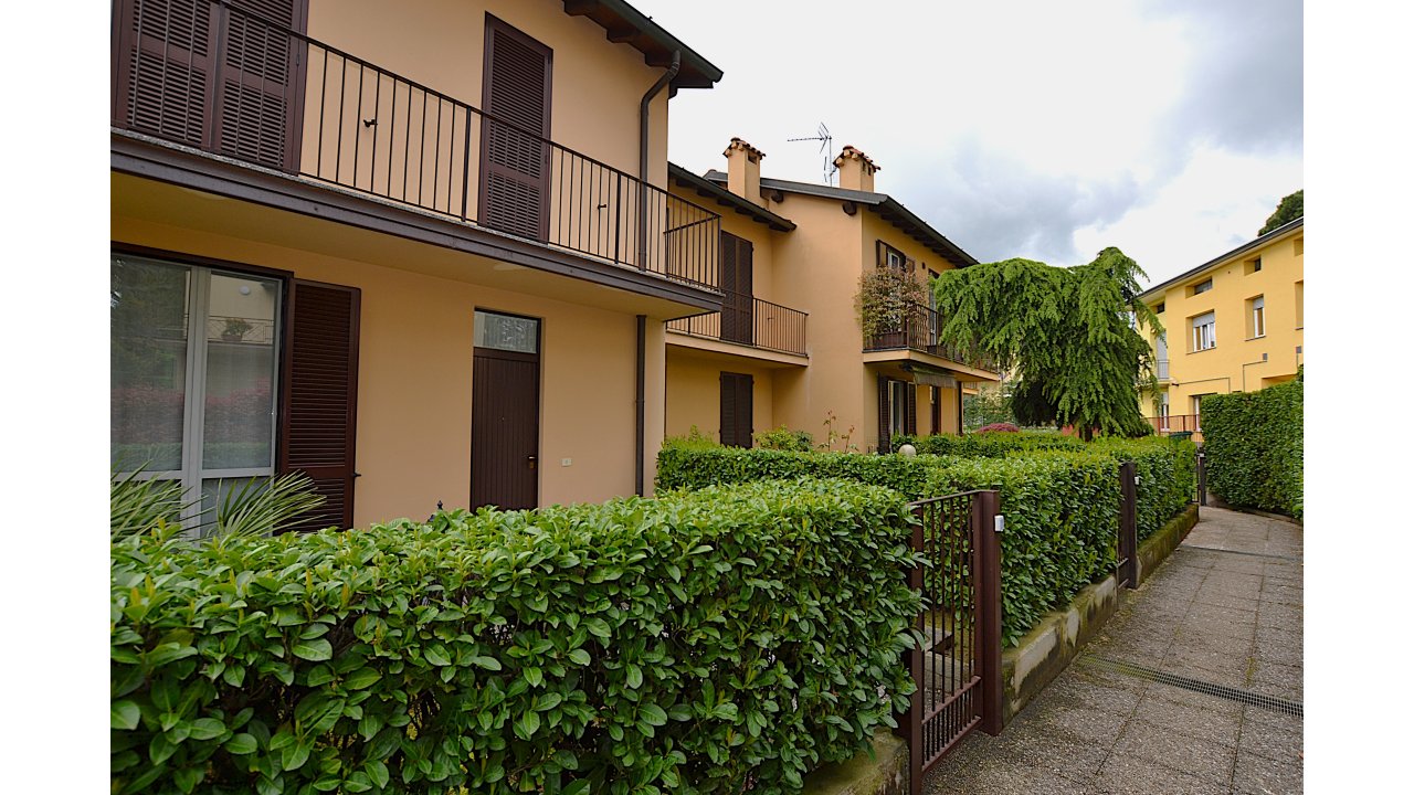 VILLA A SCHIERA