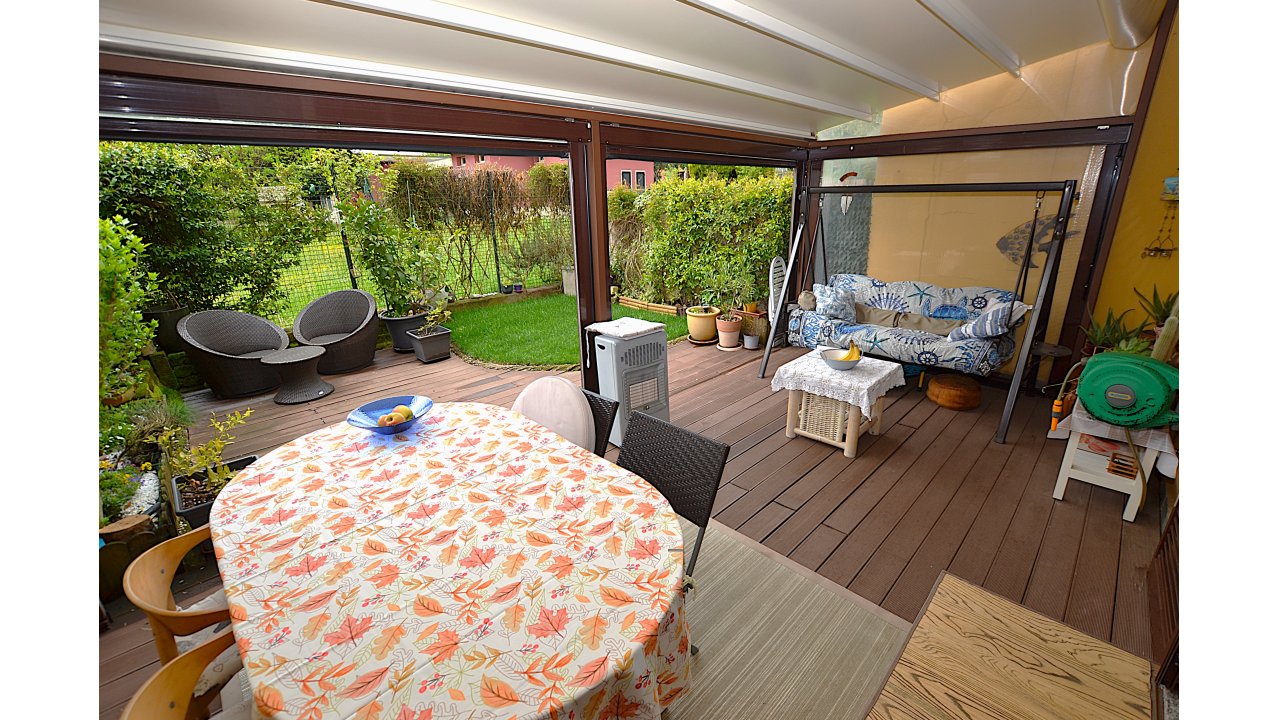 VILLA A SCHIERA