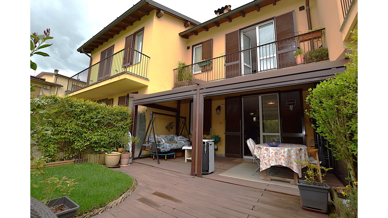 VILLA A SCHIERA