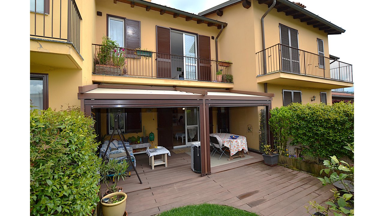 VILLA A SCHIERA