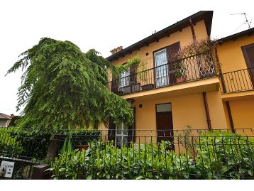 VILLA A SCHIERA