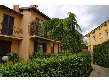 VILLA A SCHIERA