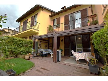 VILLA A SCHIERA