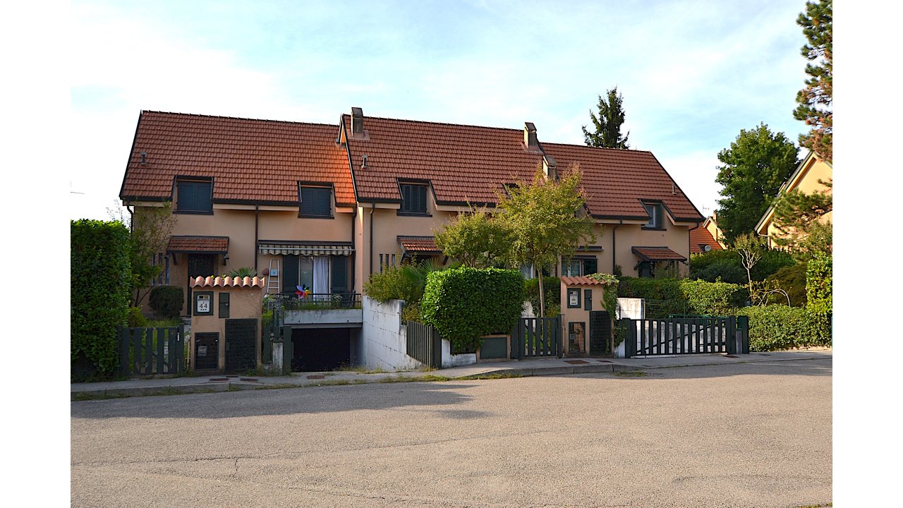 VILLA A SCHIERA