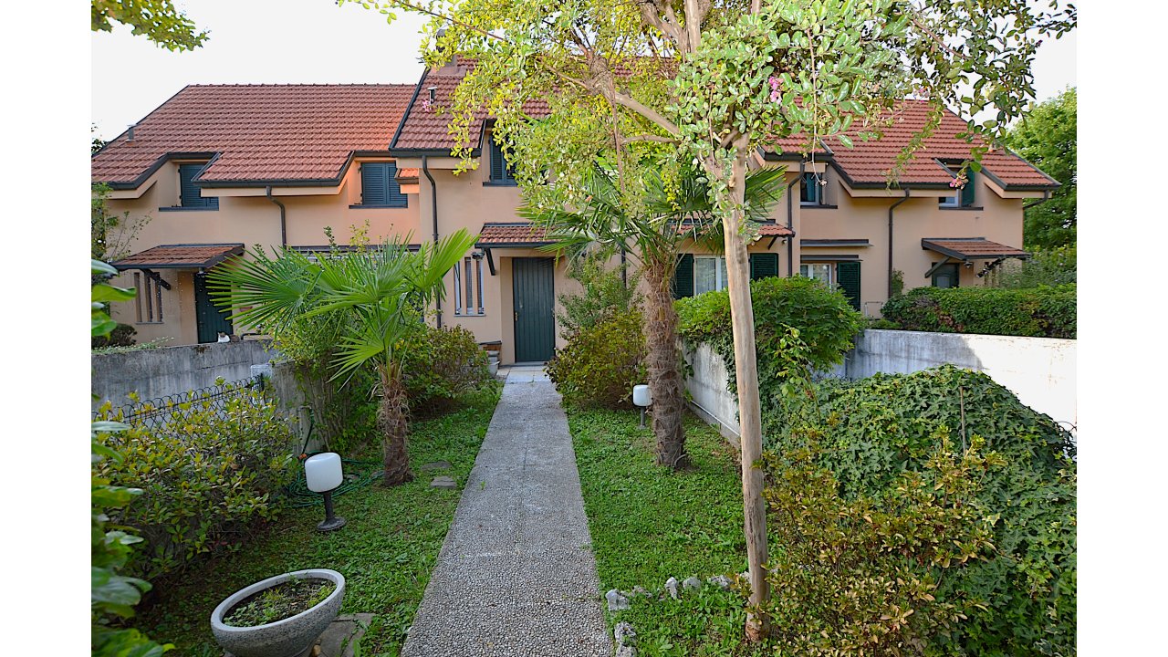 VILLA A SCHIERA