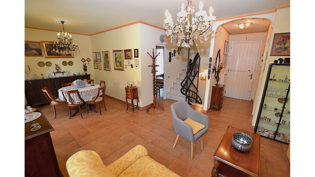 VILLA A SCHIERA