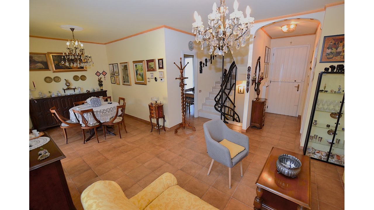 VILLA A SCHIERA