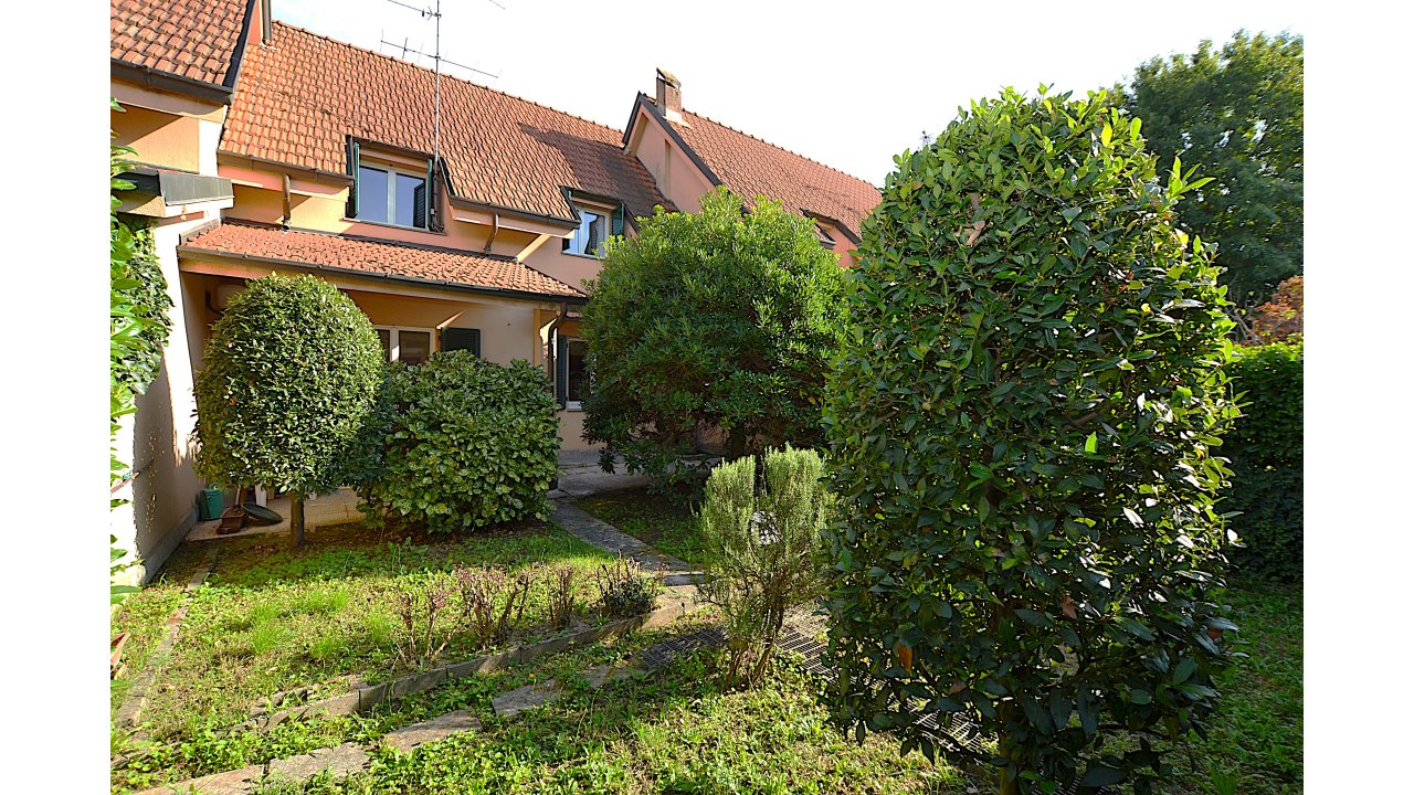 VILLA A SCHIERA