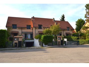 VILLA A SCHIERA