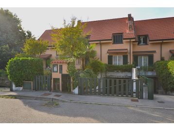 VILLA A SCHIERA