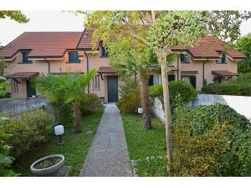 VILLA A SCHIERA