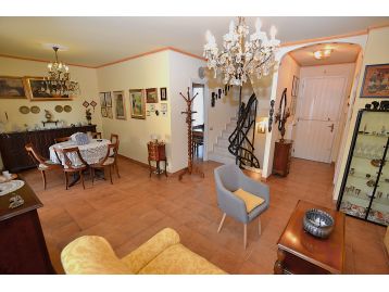 VILLA A SCHIERA