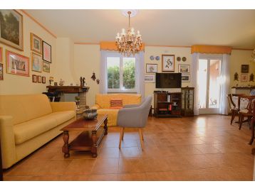 VILLA A SCHIERA