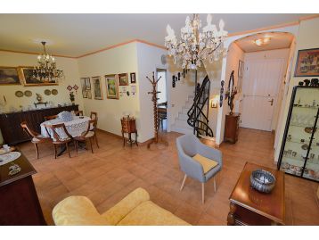 VILLA A SCHIERA