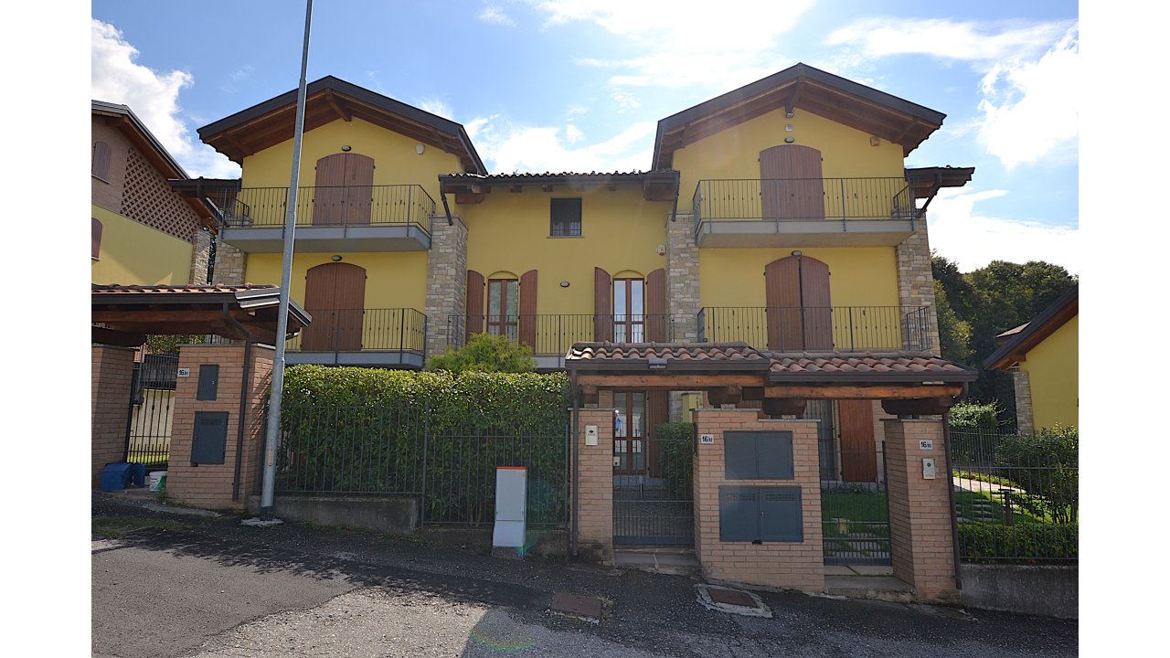VILLA A SCHIERA
