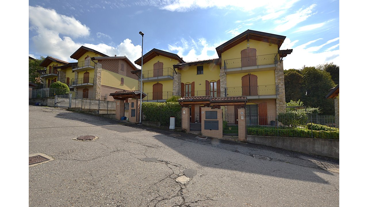 VILLA A SCHIERA
