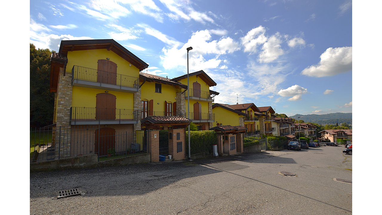 VILLA A SCHIERA