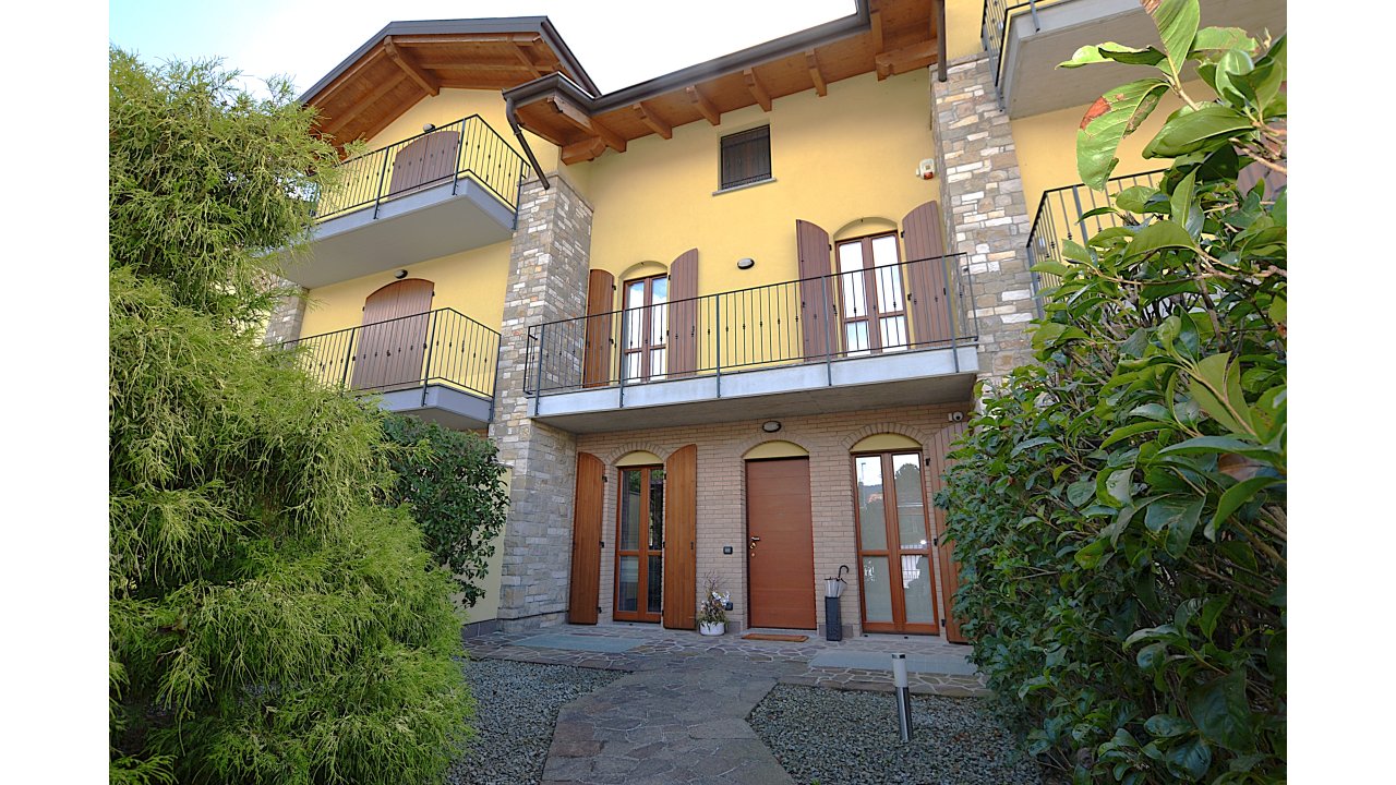 VILLA A SCHIERA