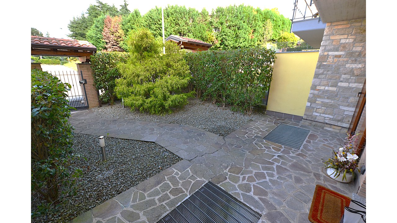 VILLA A SCHIERA