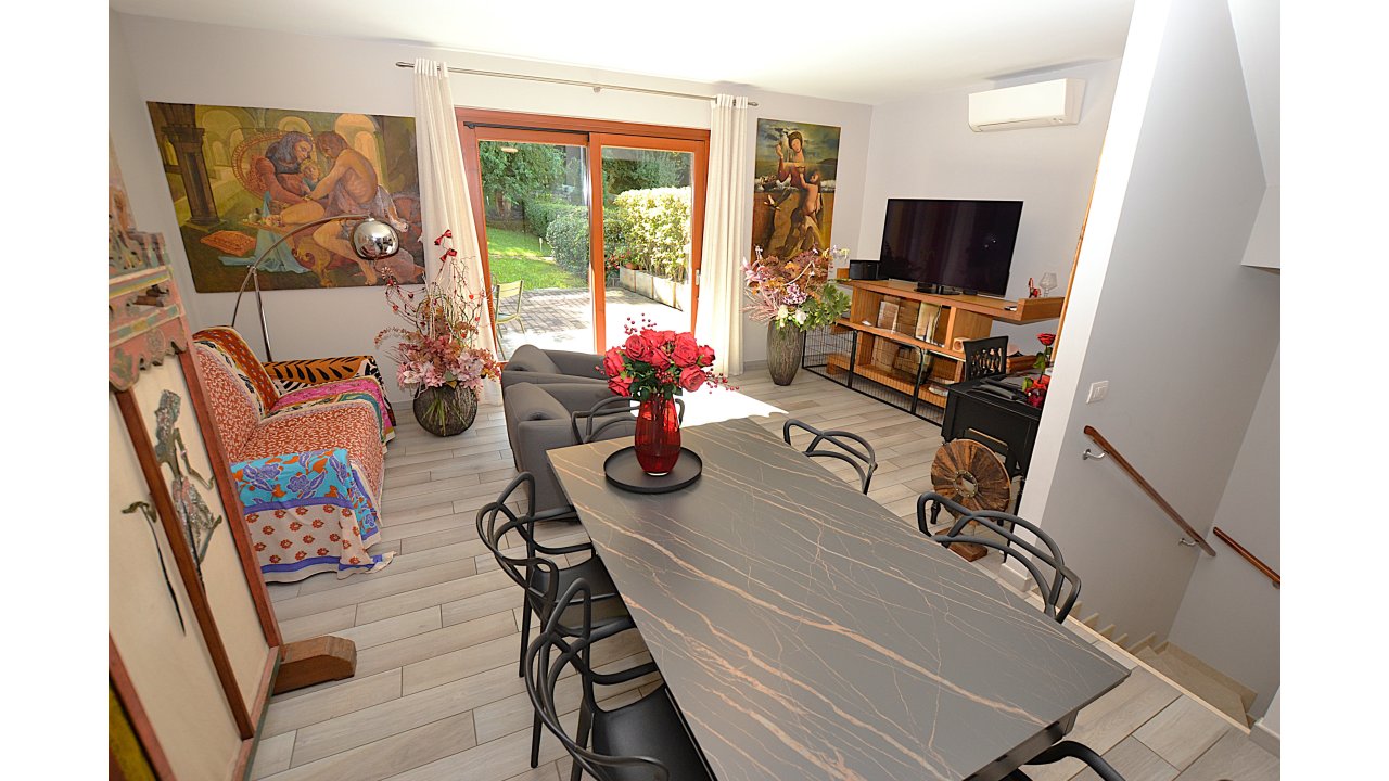 VILLA A SCHIERA