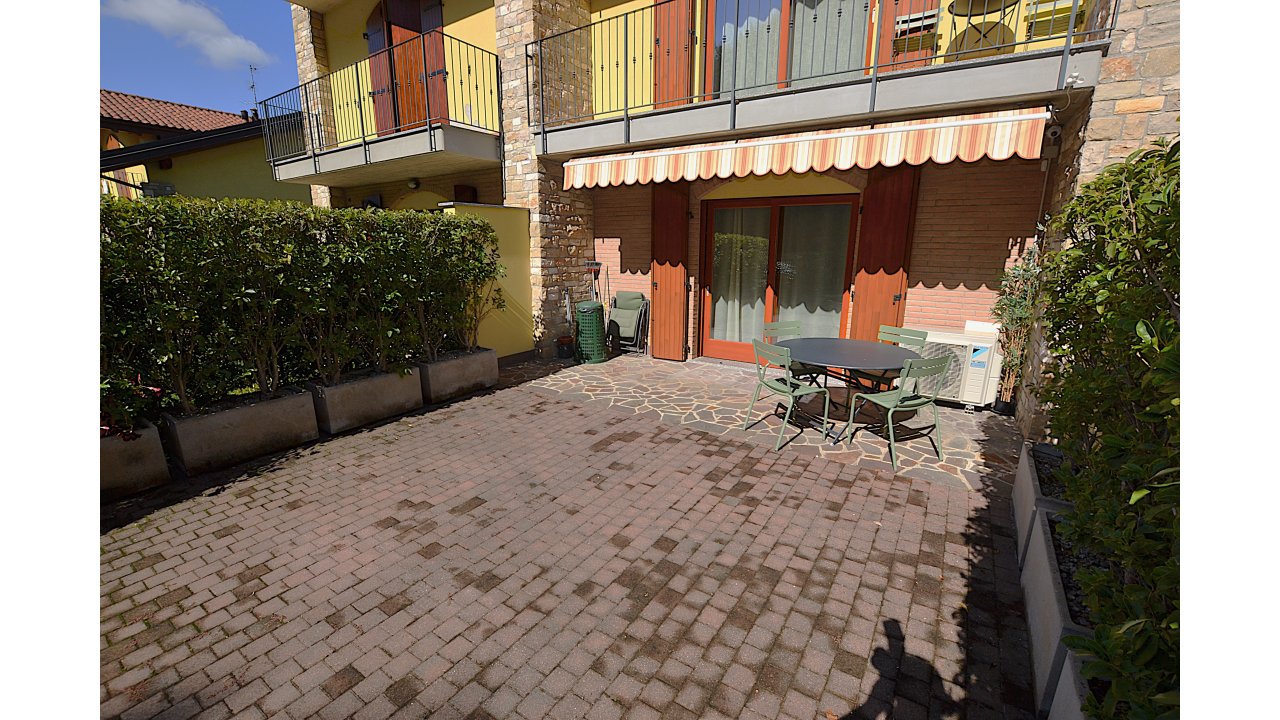 VILLA A SCHIERA
