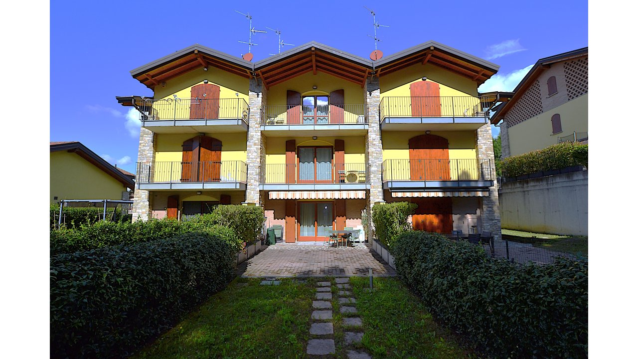 VILLA A SCHIERA