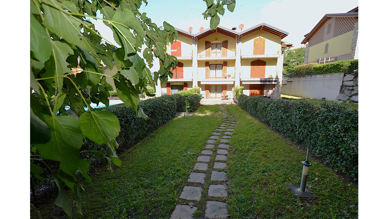 VILLA A SCHIERA