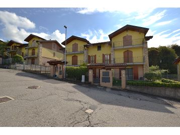 VILLA A SCHIERA