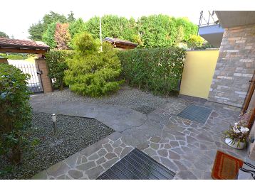 VILLA A SCHIERA