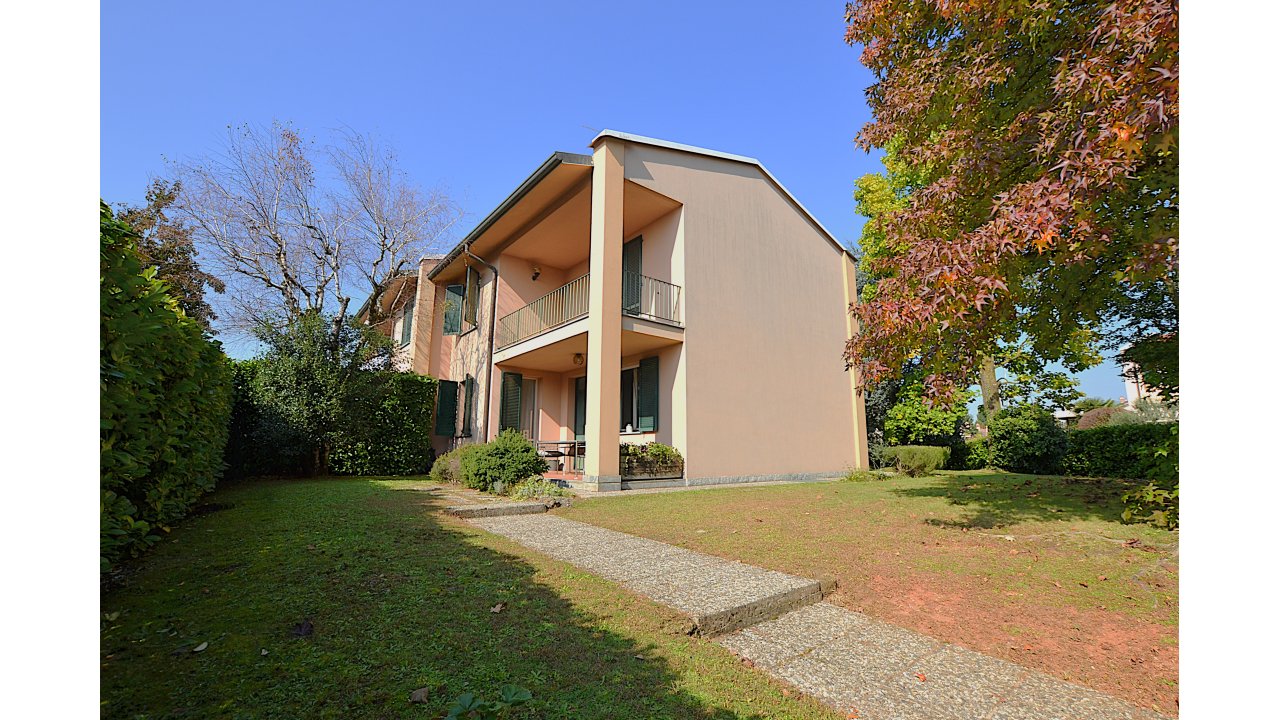 VILLA A SCHIERA