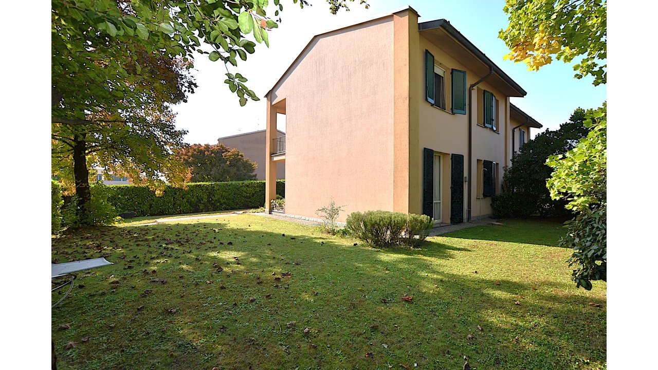 VILLA A SCHIERA