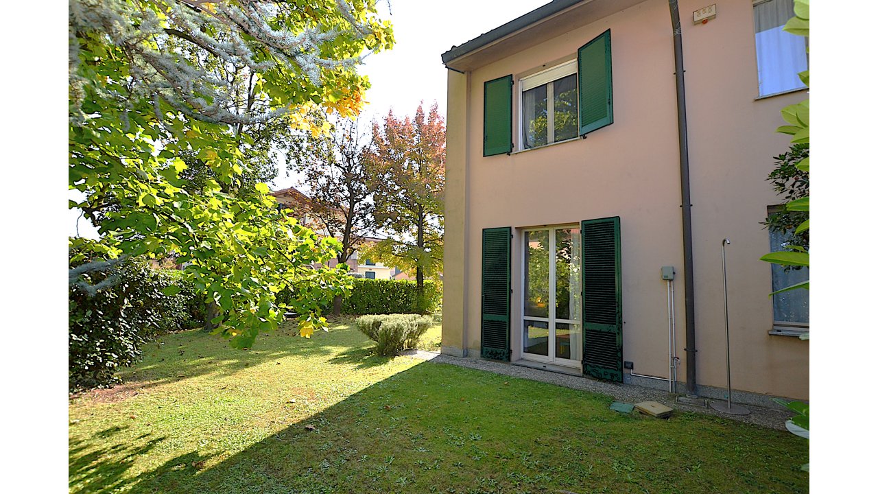 VILLA A SCHIERA