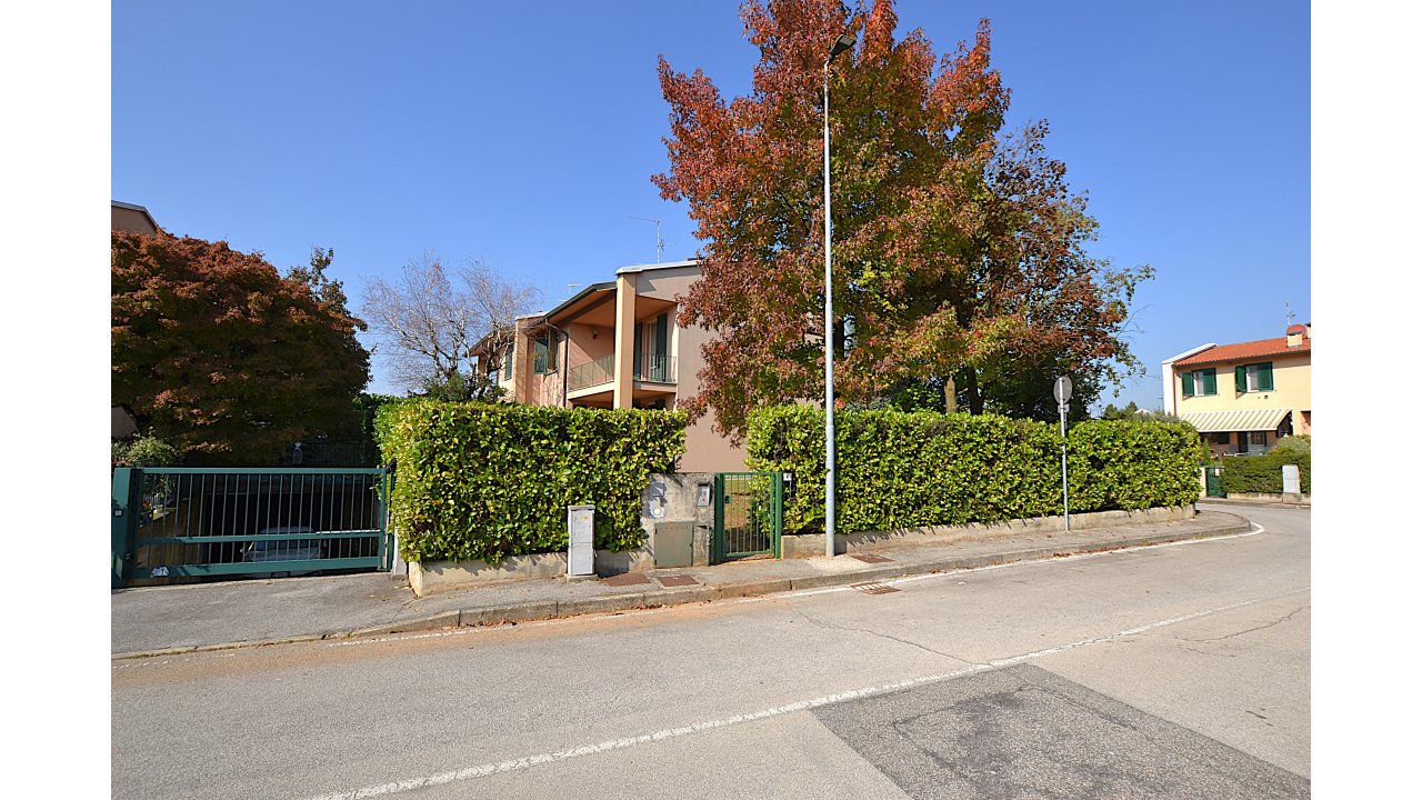 VILLA A SCHIERA