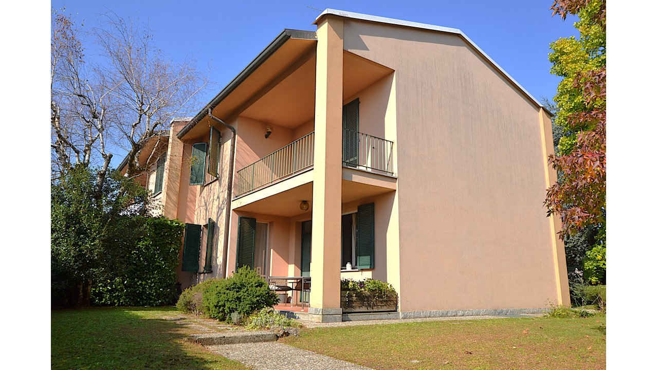 VILLA A SCHIERA