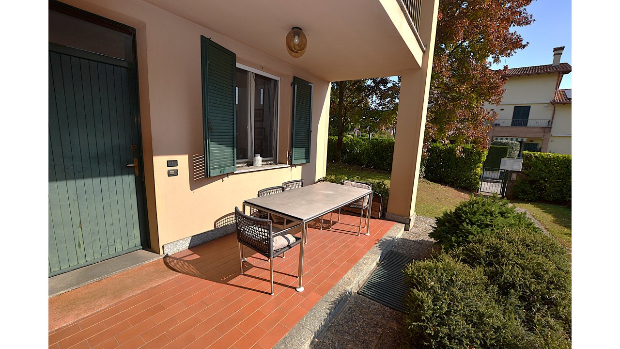 VILLA A SCHIERA