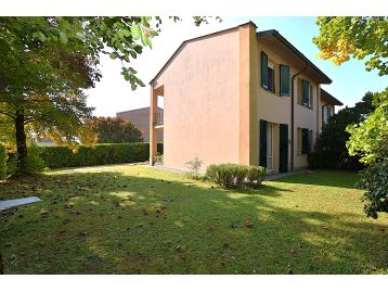 VILLA A SCHIERA