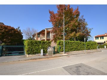 VILLA A SCHIERA