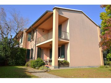 VILLA A SCHIERA