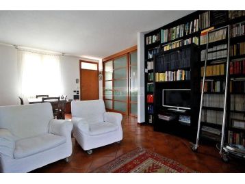 VILLA A SCHIERA
