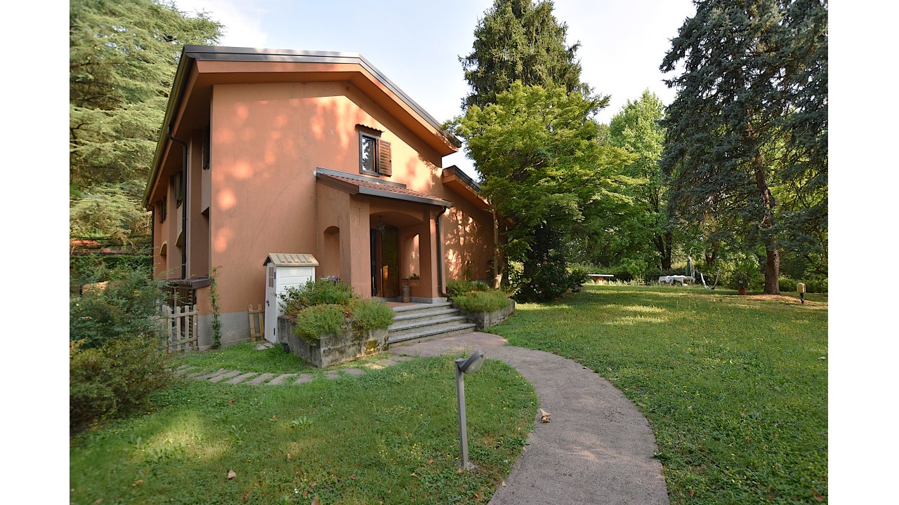 VILLA A SCHIERA