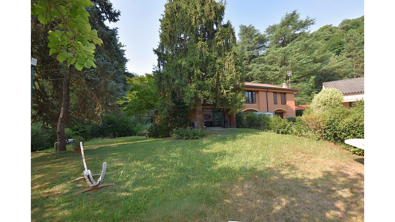 VILLA A SCHIERA