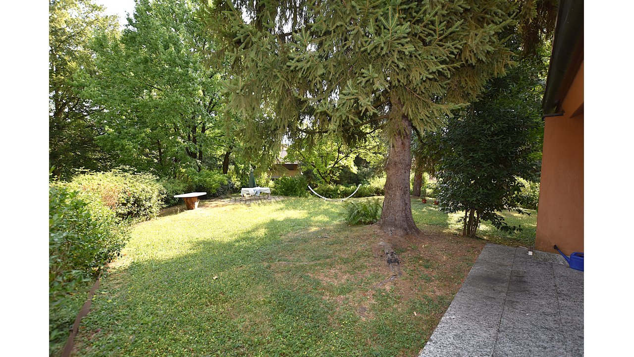 VILLA A SCHIERA