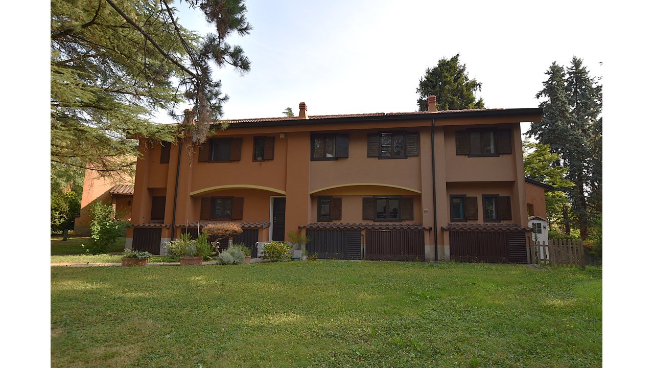 VILLA A SCHIERA