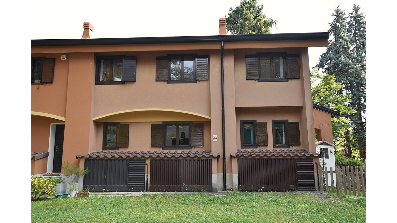 VILLA A SCHIERA