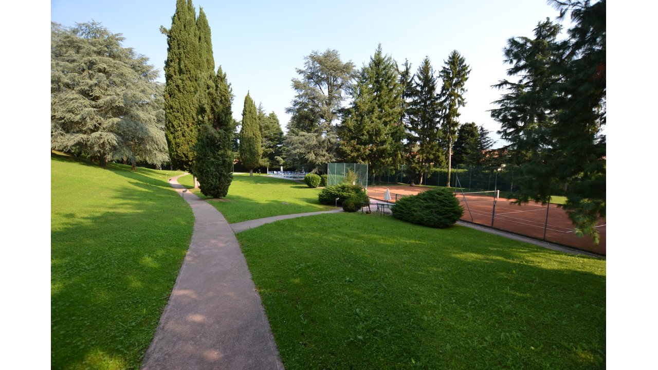 VILLA A SCHIERA