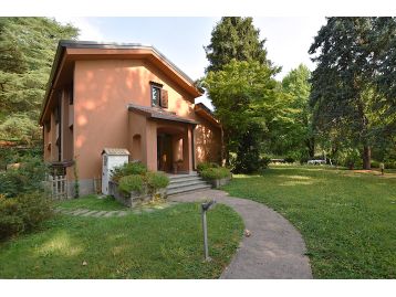 VILLA A SCHIERA