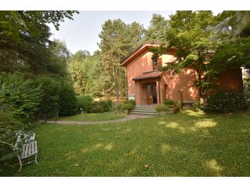 VILLA A SCHIERA