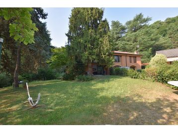 VILLA A SCHIERA
