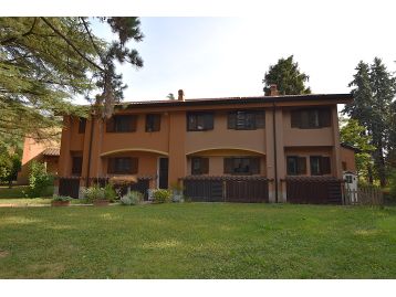 VILLA A SCHIERA